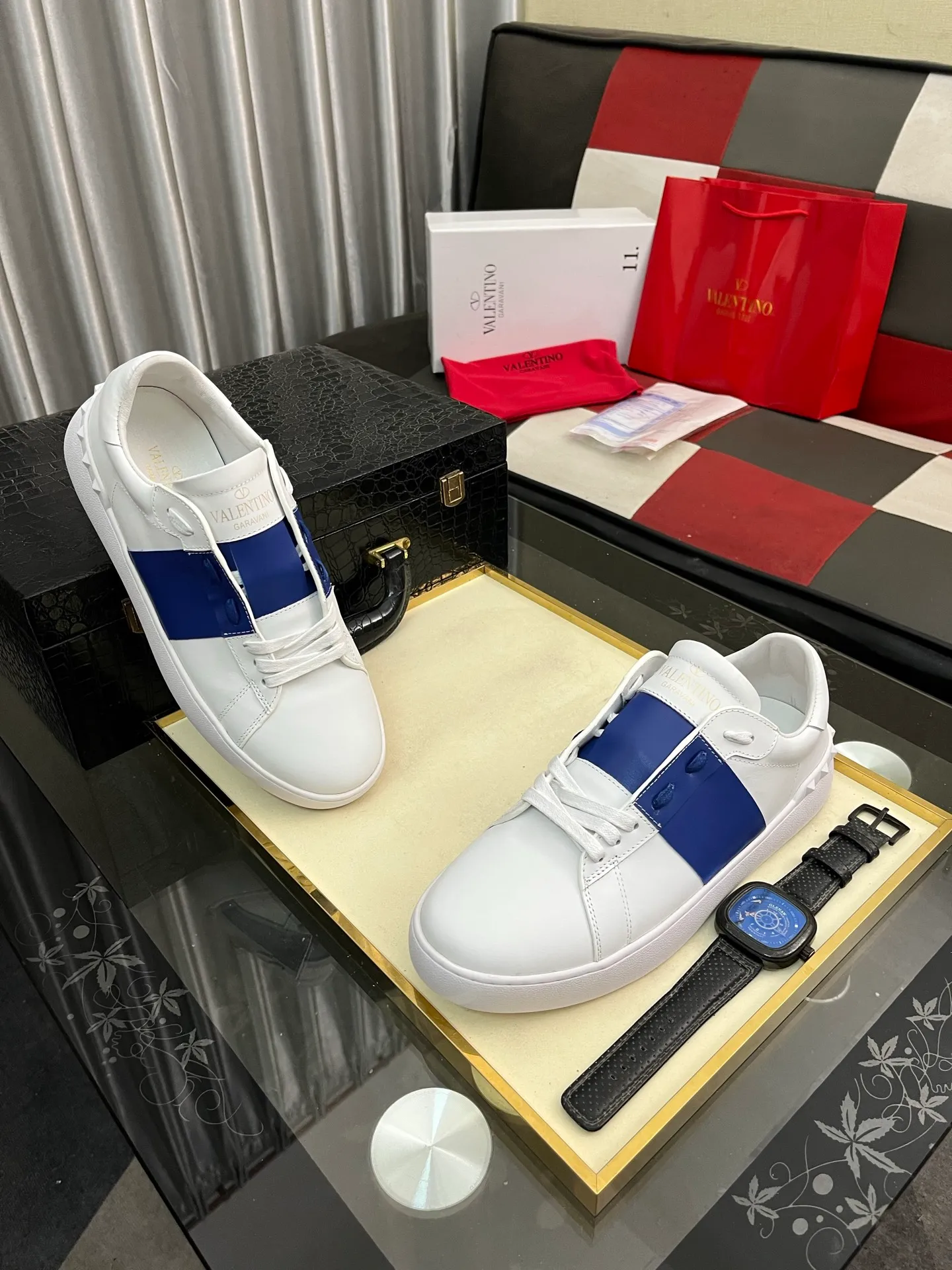 Men's shoes💰420⌚️⌚️Valentino white shoes⚡️Original replicas are coming👉Many pictures of the feet of Internet celebrities🔥Authentic Hong Kong purchased for HKD 5,500⚠️All parts are genuine molds, refuse to look at pictures to make goods👊The upper is made of top-grained cowhide➕3D printed. Water-dyed cow lining inside + cowhide feet, code number: 38-44